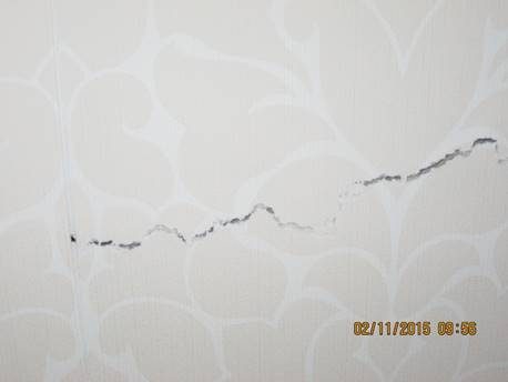 Горизонтальная трещина на межквартирной стене: фото с объекта