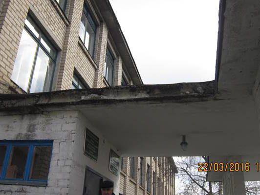 Козырёк и карниз школьного здания: фото с объекта